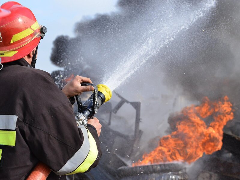 Antalya’da Gecekonduda Odunluk Yangını: Çatı Katı Küle Döndü!