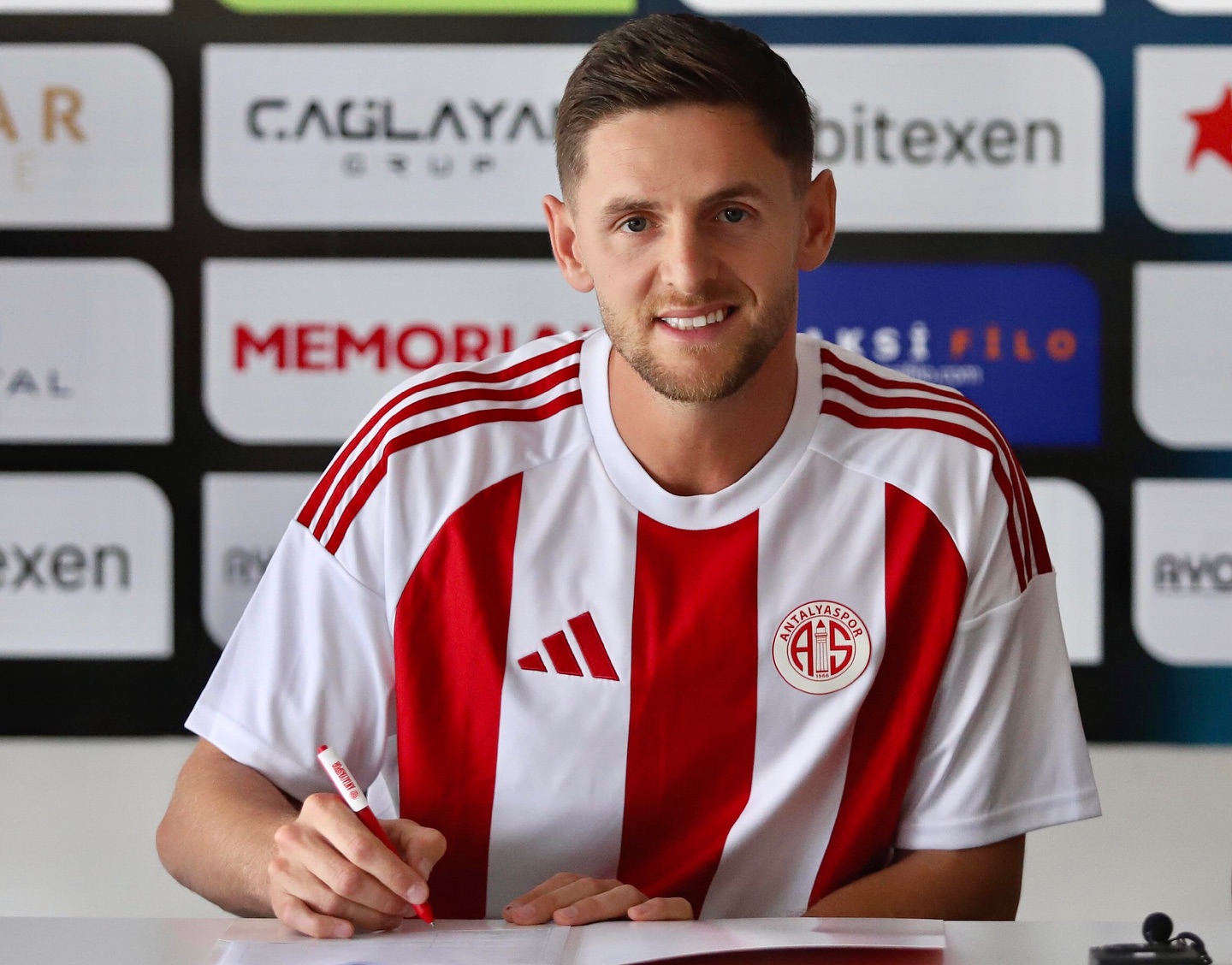 Kenan Pirić imzayı attı!

 Antalyasporumuz, Bosna Hersekli milli kaleci Kenan Pi