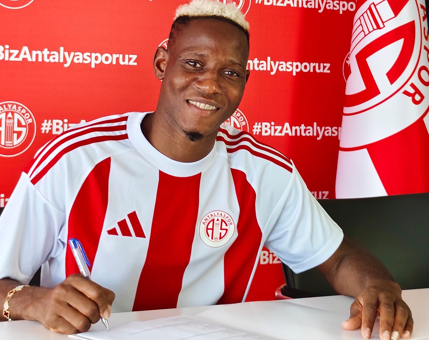 Moussa Djenepo imzayı attı!

 Antalyasporumuz, yaz transfer döneminin üçüncü imz