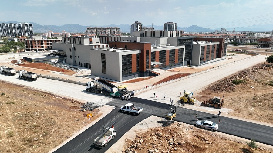 Döşemealtı Devlet Hastanesi’nin bağlantı yollarını sıcak asfalt ile kaplıyoruz