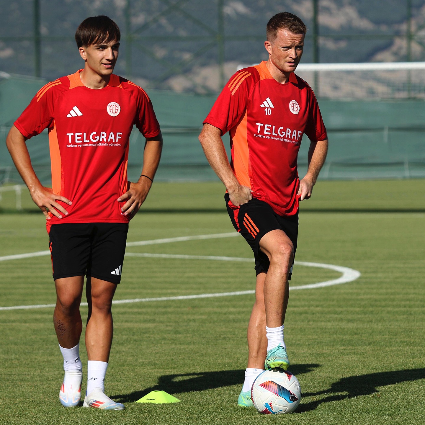 Kırmızı-beyazlılarımızın bugünkü antrenmanından kareler.
