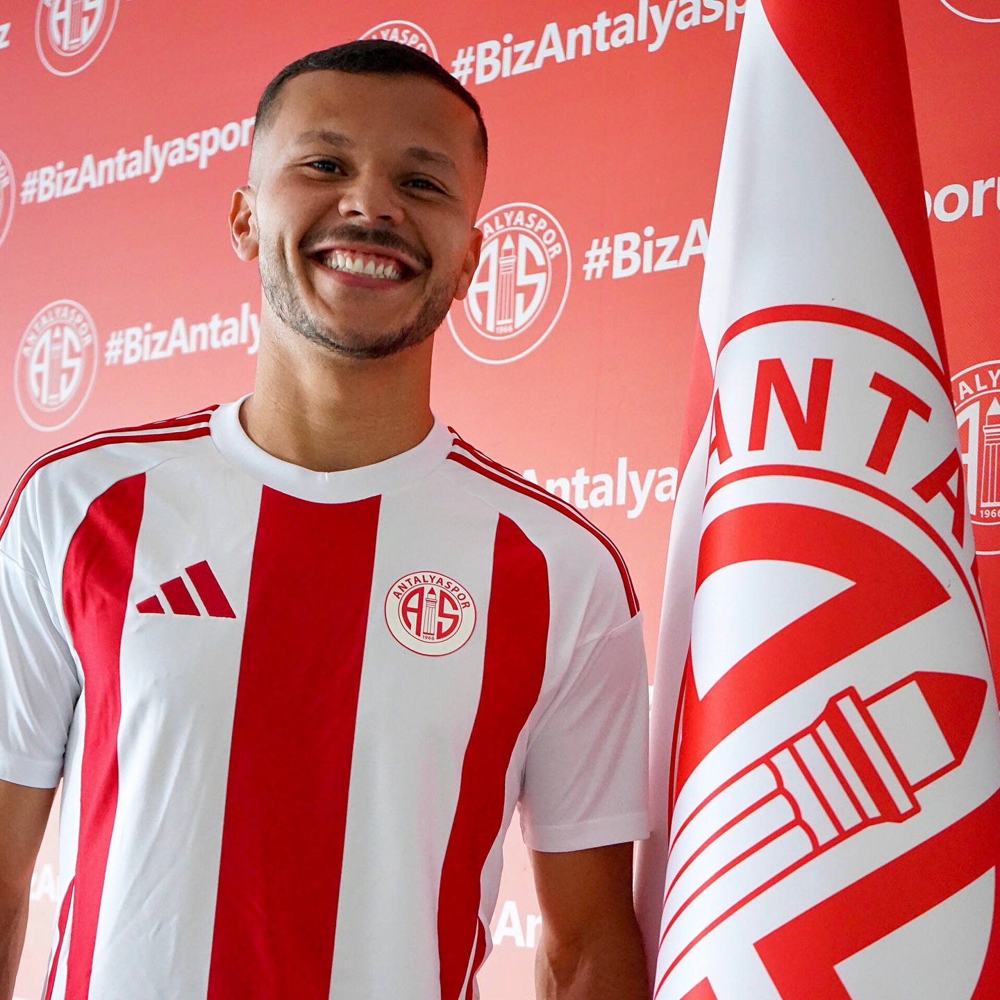 Thalisson İmzayı Attı!

 Antalyasporumuz, yaz transfer döneminin dördüncü imzası