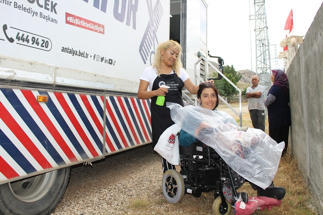 Mobil Kuaför Tırı Manavgat’ta 

Antalya Büyükşehir Belediyesi Mobil Kuaför Tırı