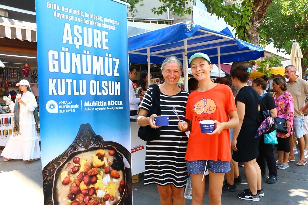 Vatandaşlarımıza aşure ikram ediyoruz 

Birlik, beraberlik ve paylaşmanın en güz