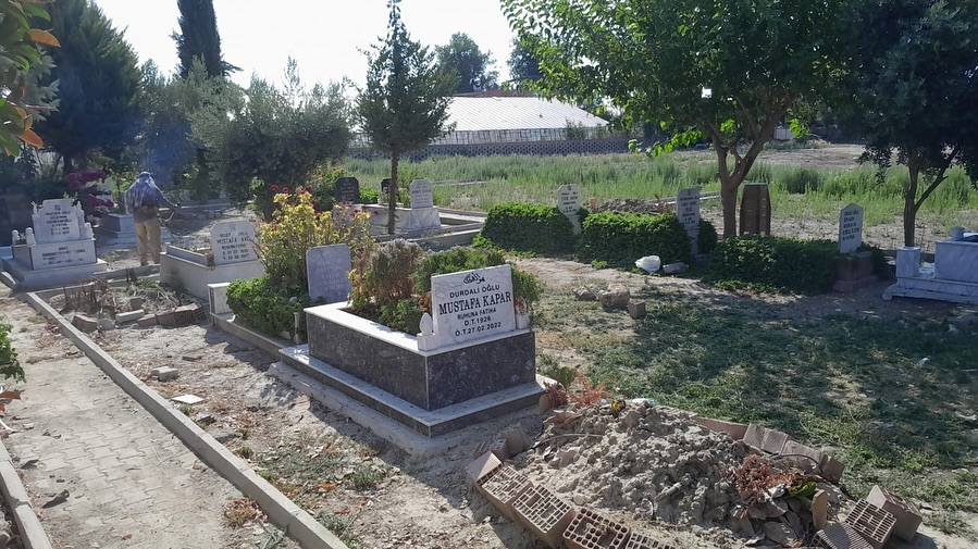 Mezarlıkları temizliyoruz 

Antalya Büyükşehir Belediyesi olarak, Demre ilçemizd