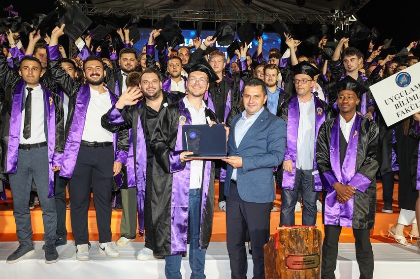 Akdeniz Üniversitesi 

  Akdeniz Üniversitesi 2024 Mezuniyet Töreni’ne katılan İ