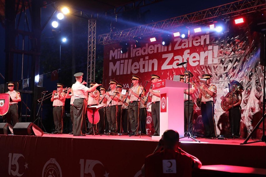 Cumhuriyet Meydanı 

İl Millî Eğitim Müdürümüz Sayın Salih Kaygusuz,  Demokrasi