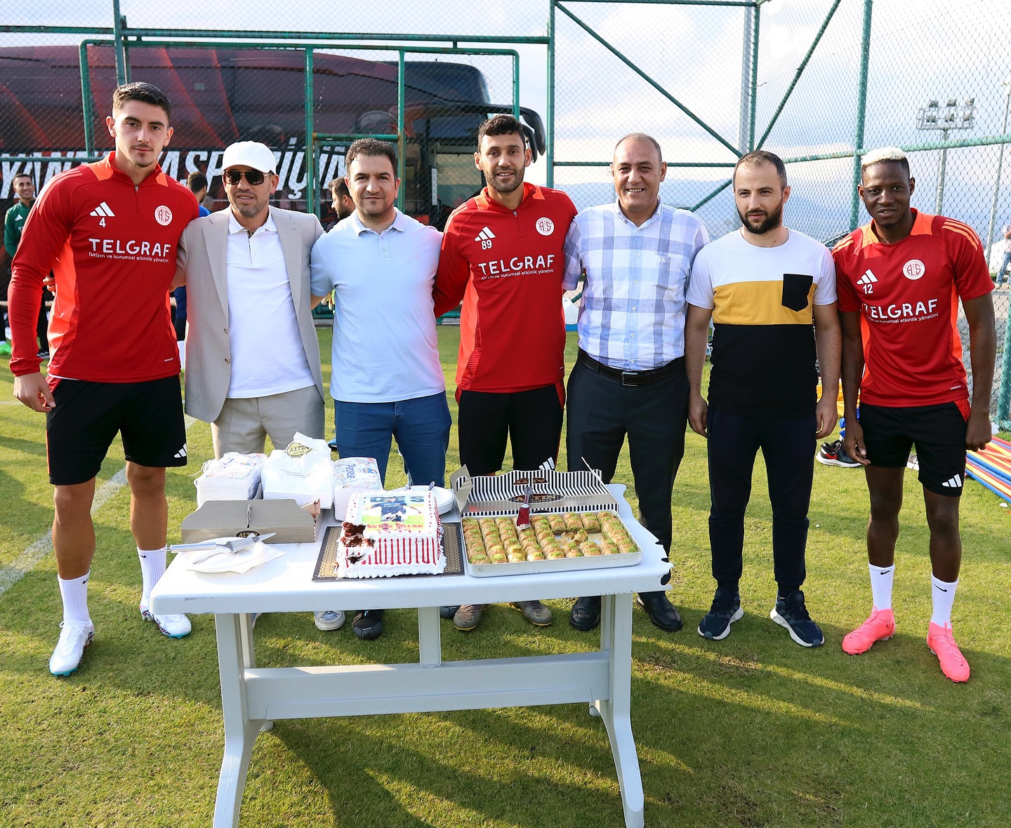 Erzurum’da yaşayan bir taraftarımız, takımımıza antrenman öncesi baklava ikram e