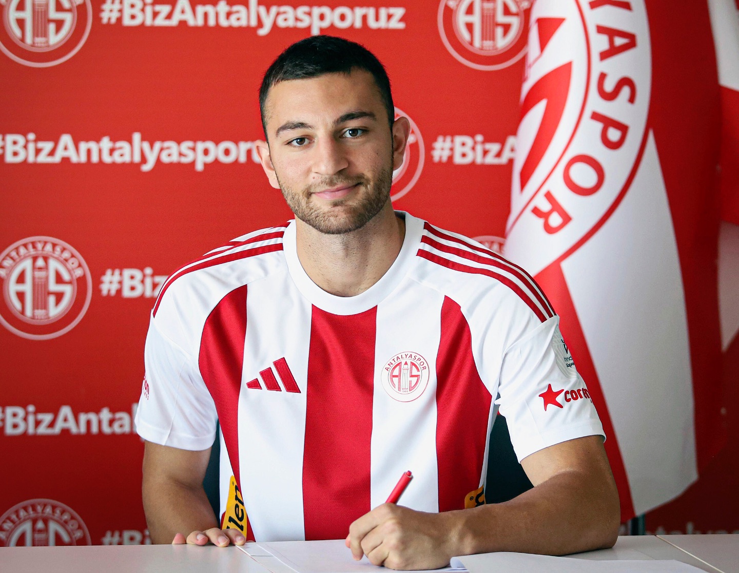 Antalyasporumuzun bu sezonun yedinci transferi olan Emrecan Uzunhan için imza tö