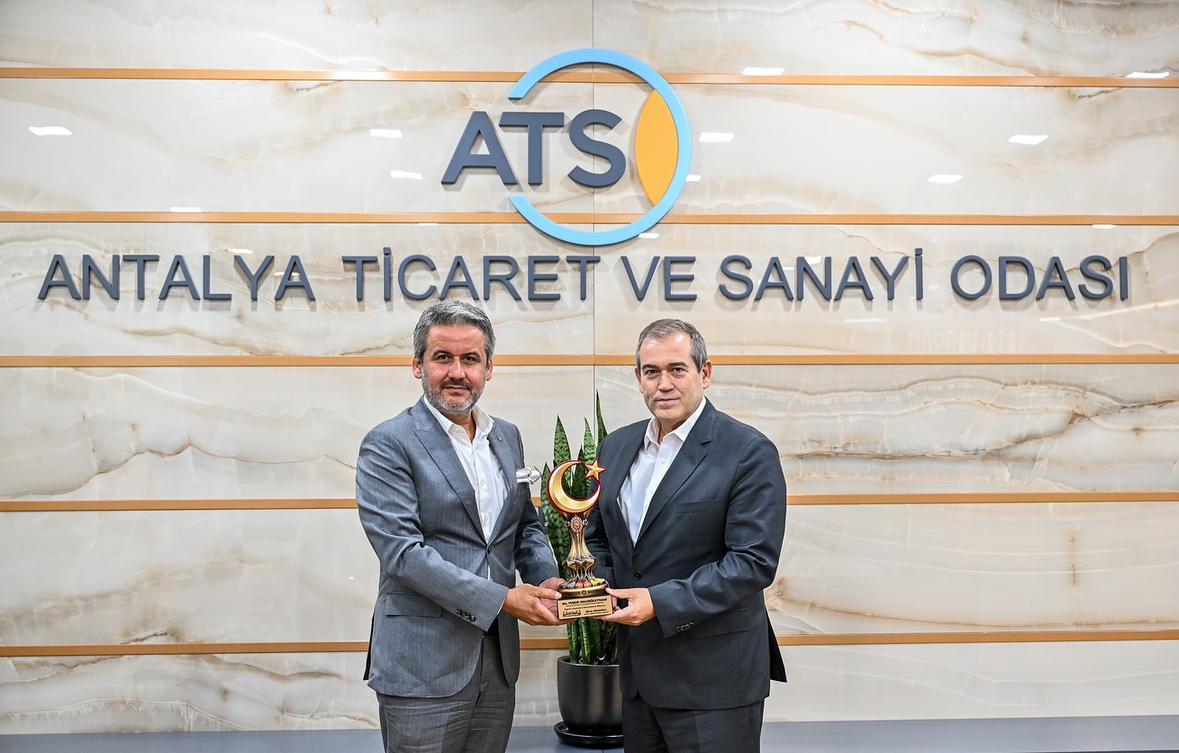 Antalya İş İnsanları Derneği Yönetim Kurulu Başkanı Bilal Köleoğlu ve beraberind