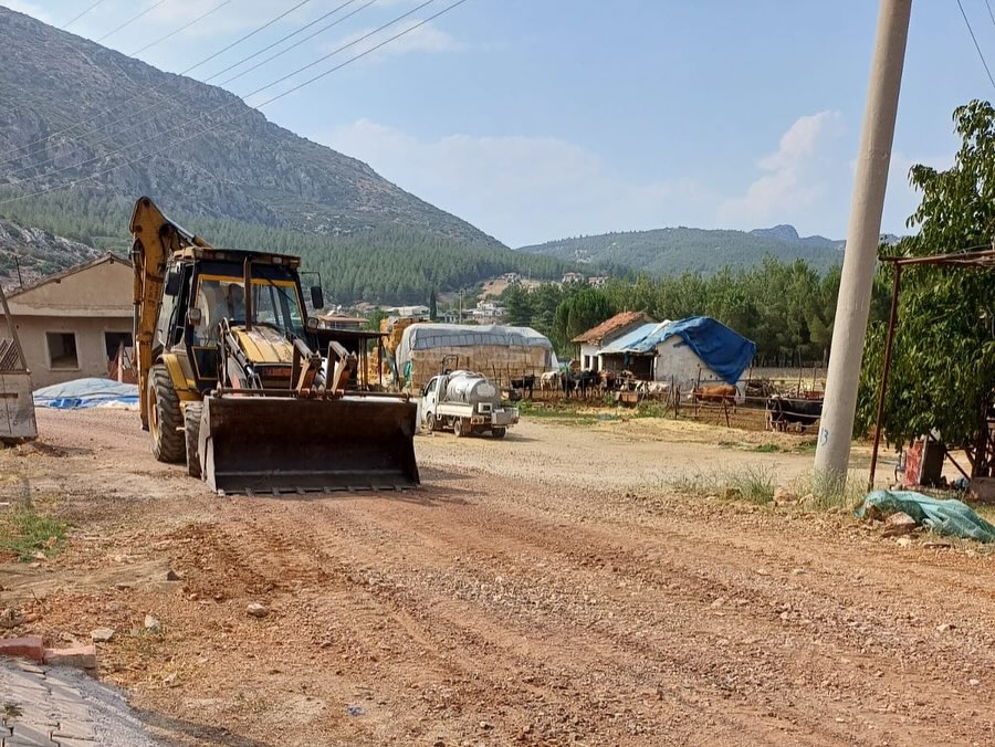 Ekiplerimiz, Bademağacı Mahallemizde yol açma, genişletme ve düzeltme; yağmur su…