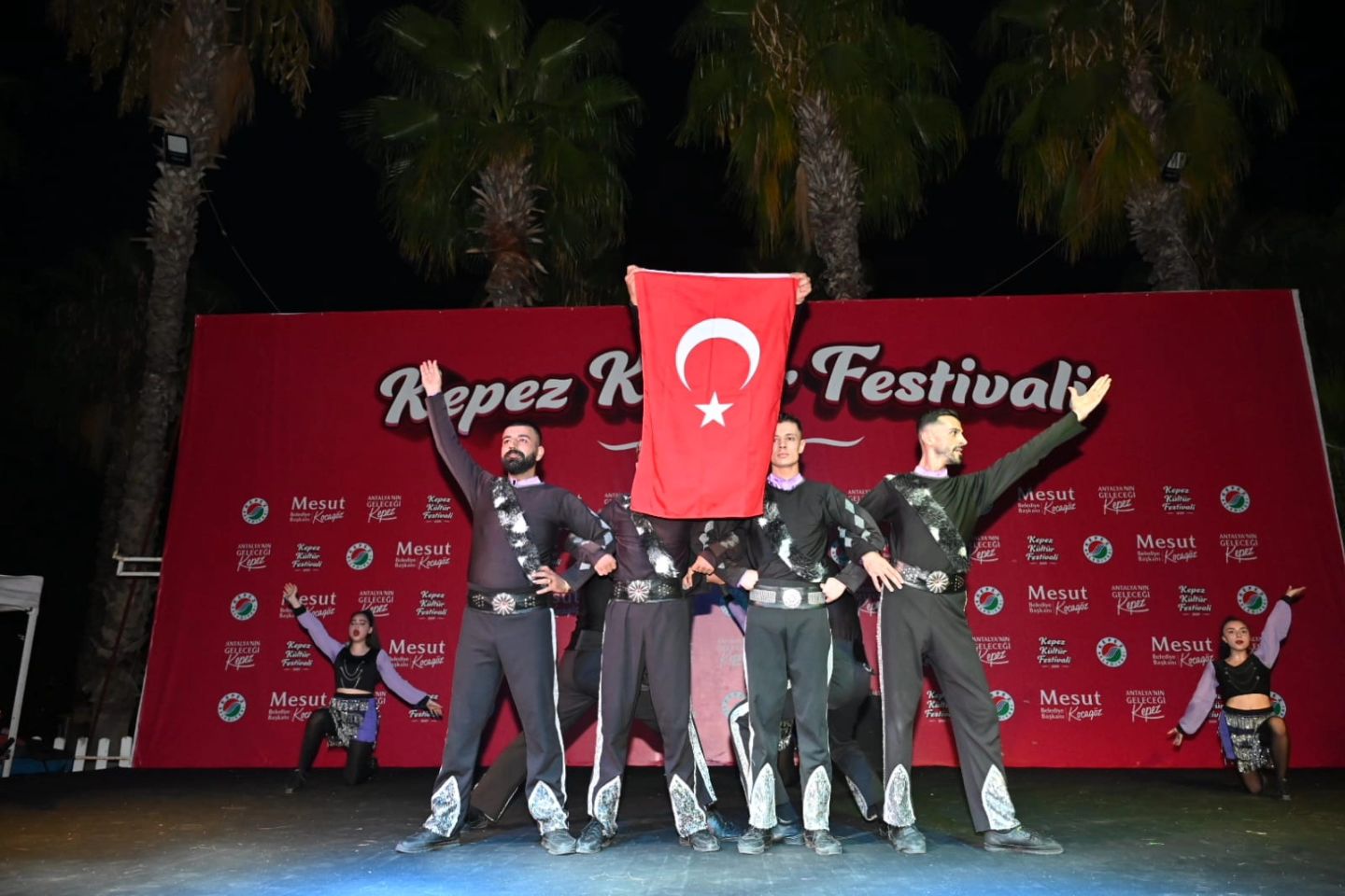 Kepez Kültür Festivali’nde bu akşam halk oyunları rüzgarı esti.
