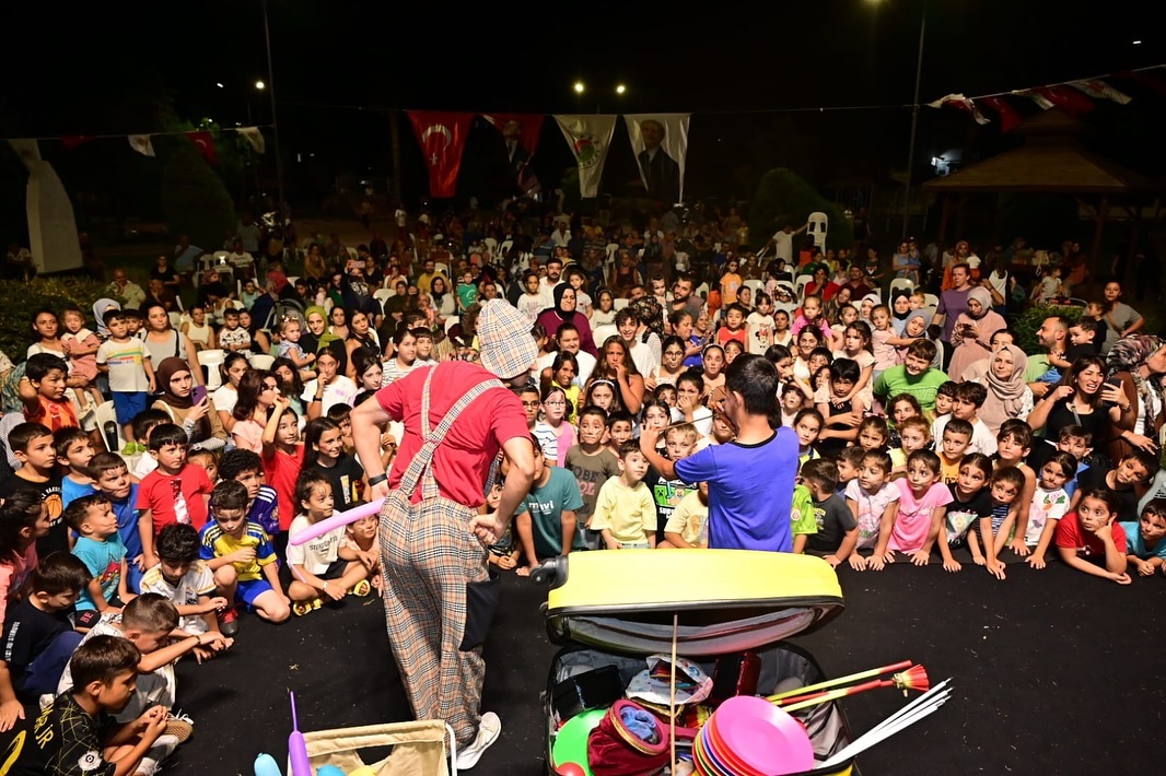 Parklarda çocukların coşkusu hiç bitmiyor.