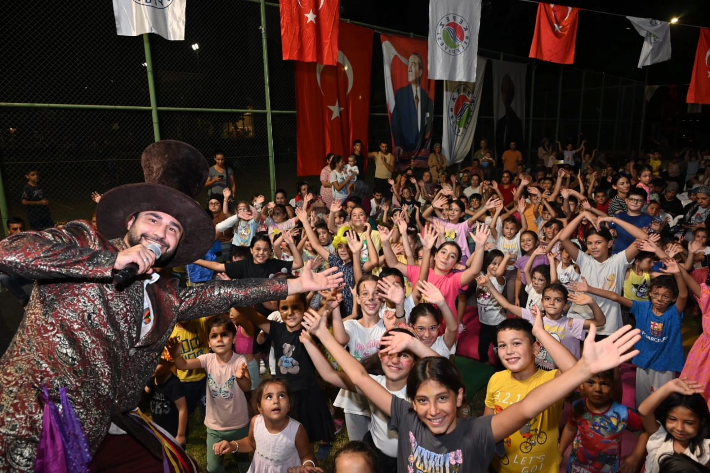 Parklarda çocukların coşkusu hiç bitmiyor.
