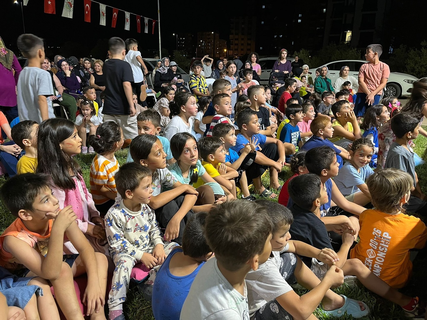 Parklarda çocukların coşkusu hiç bitmiyor.