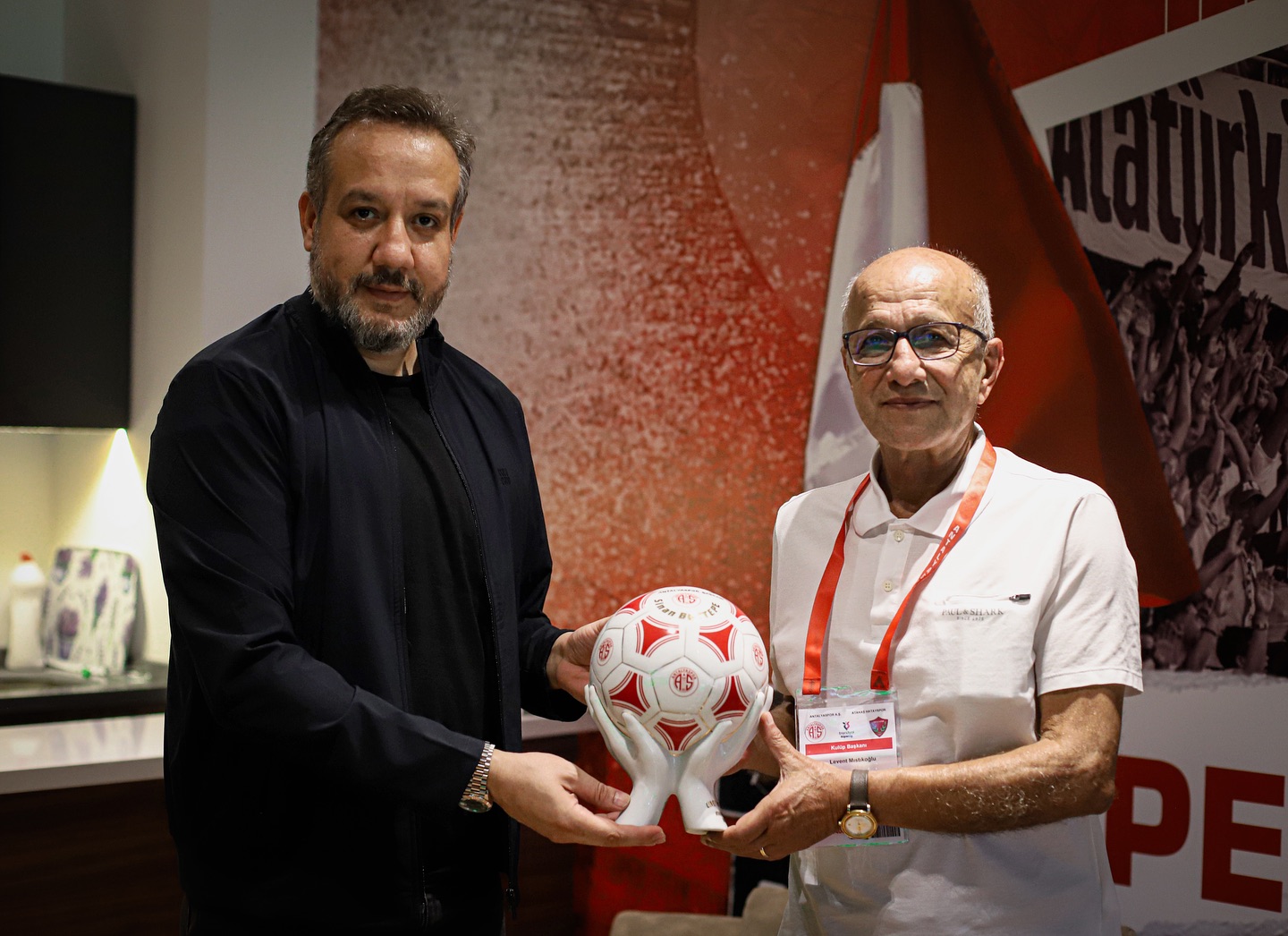 Başkanımız Sinan Boztepe, maç öncesi  Başkanı Levent Mıstıkoğlu’na hoş geldiniz