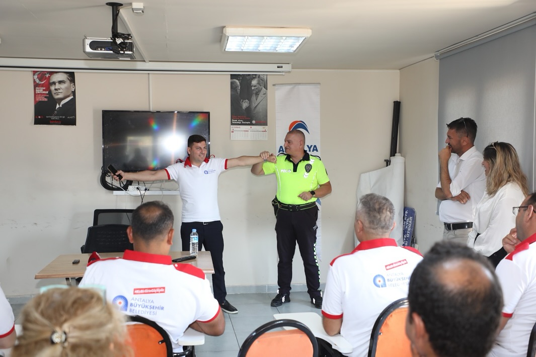 Toplu taşıma sürücülerine trafik eğitimi veriyoruz 

Toplu ulaşımda yolculuk hiz