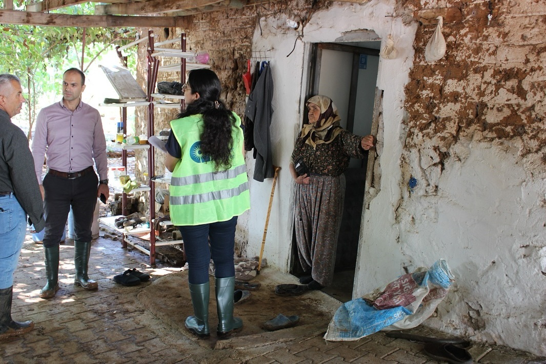Elmalı Yuva’da afetzedeleri yalnız bırakmadık 

Elmalı Yuva Mahallesi’nde sel af