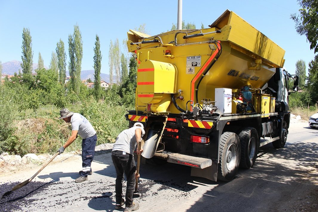 Elmalı’nın grup yollarını asfaltlıyoruz 

Antalya Büyükşehir Belediyesi olarak,