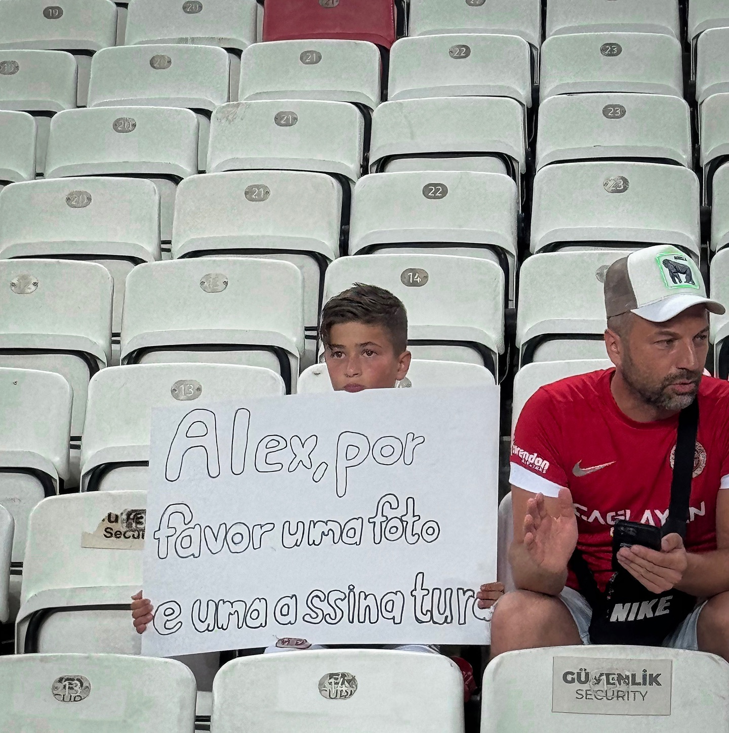 Seni arıyoruz ‘’Minik Akrep’’

Atakaş Hatayspor maçına gelerek bu pankartı açan