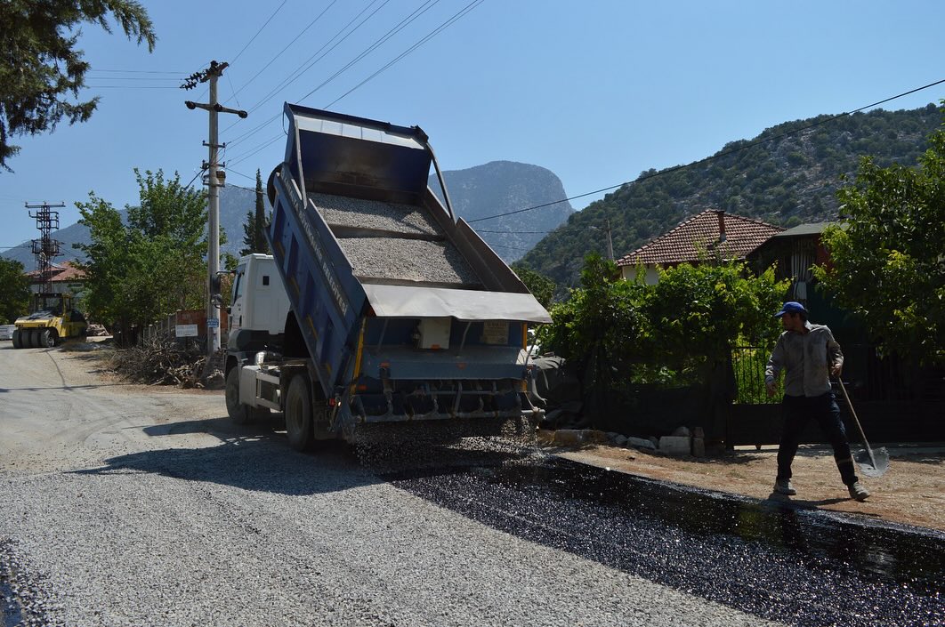Asfalt seferberliğini sürdürüyoruz 

Kırsalda asfalt seferberliğimizi sürdürüyor