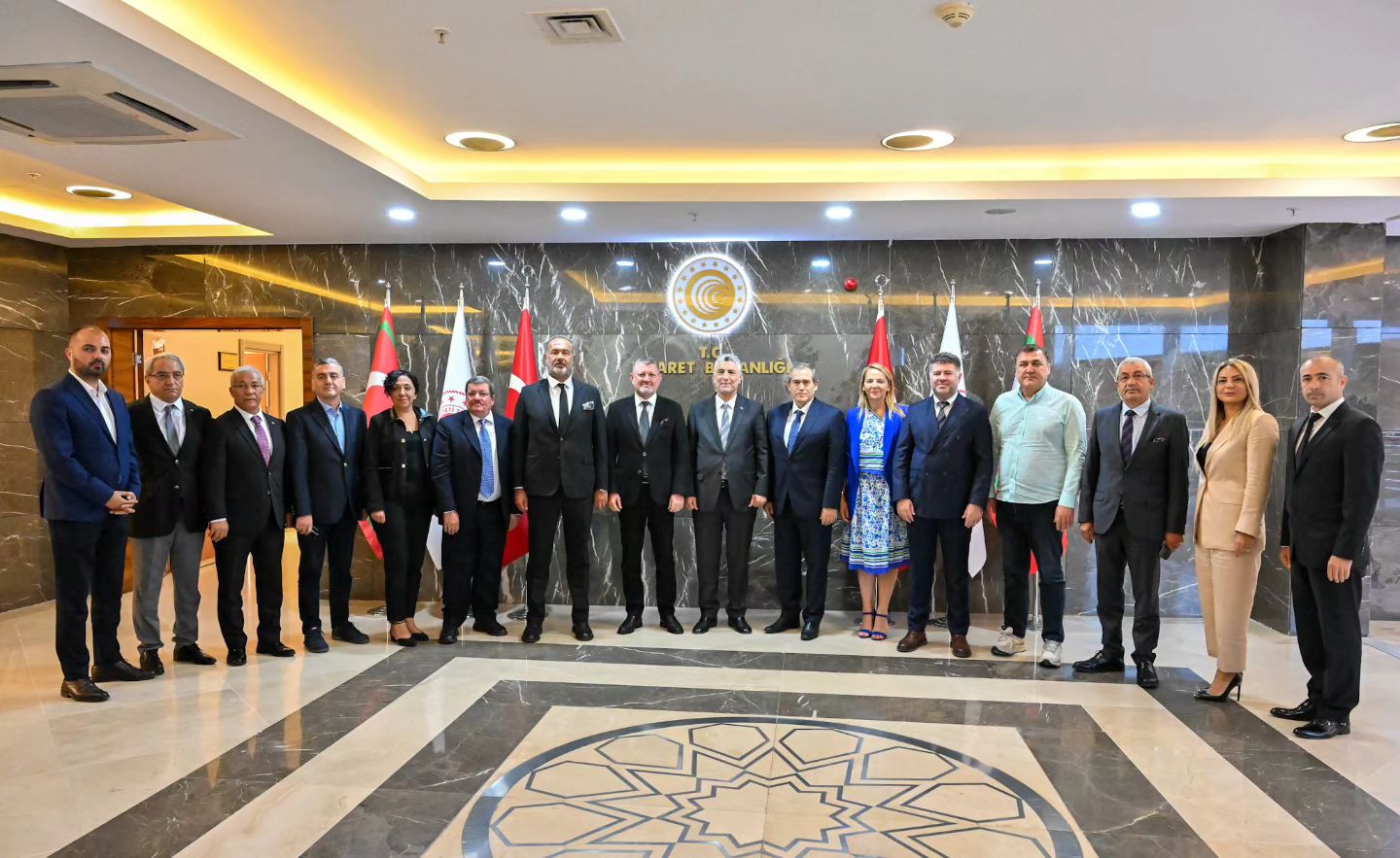 ATSO HEYETİ BAŞKENTTE ANTALYA EKONOMİSİNİ KONUŞTU
TOPLU İŞ YERLERİ PROJESİ İÇİN