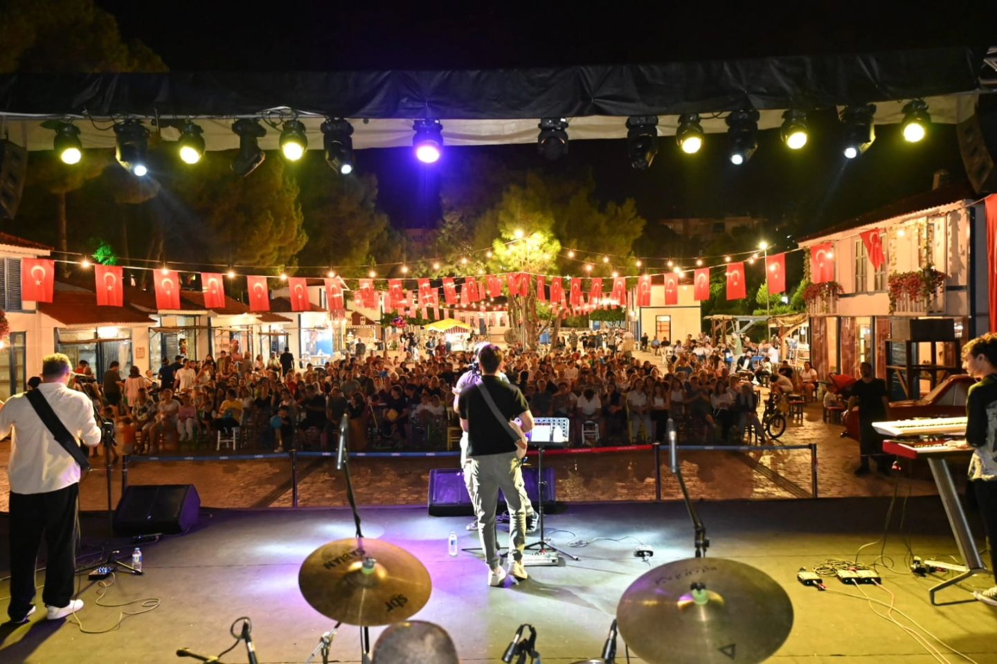 Kepez Kültür Festivali’nde bu akşam Soğuk konseri vardı.