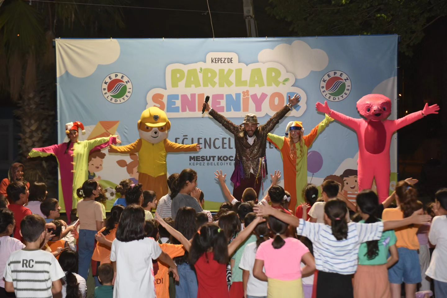Parklar Şenleniyor etkinliklerinin bu akşamki adresi Şafak Mahallesi’ydi.