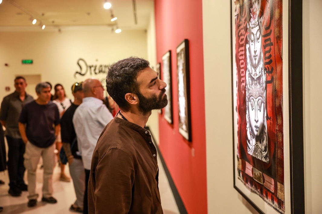 Altın Portakal jürisi Mercan Dede’nin sergisini gezdi 

Antalya Büyükşehir Beled