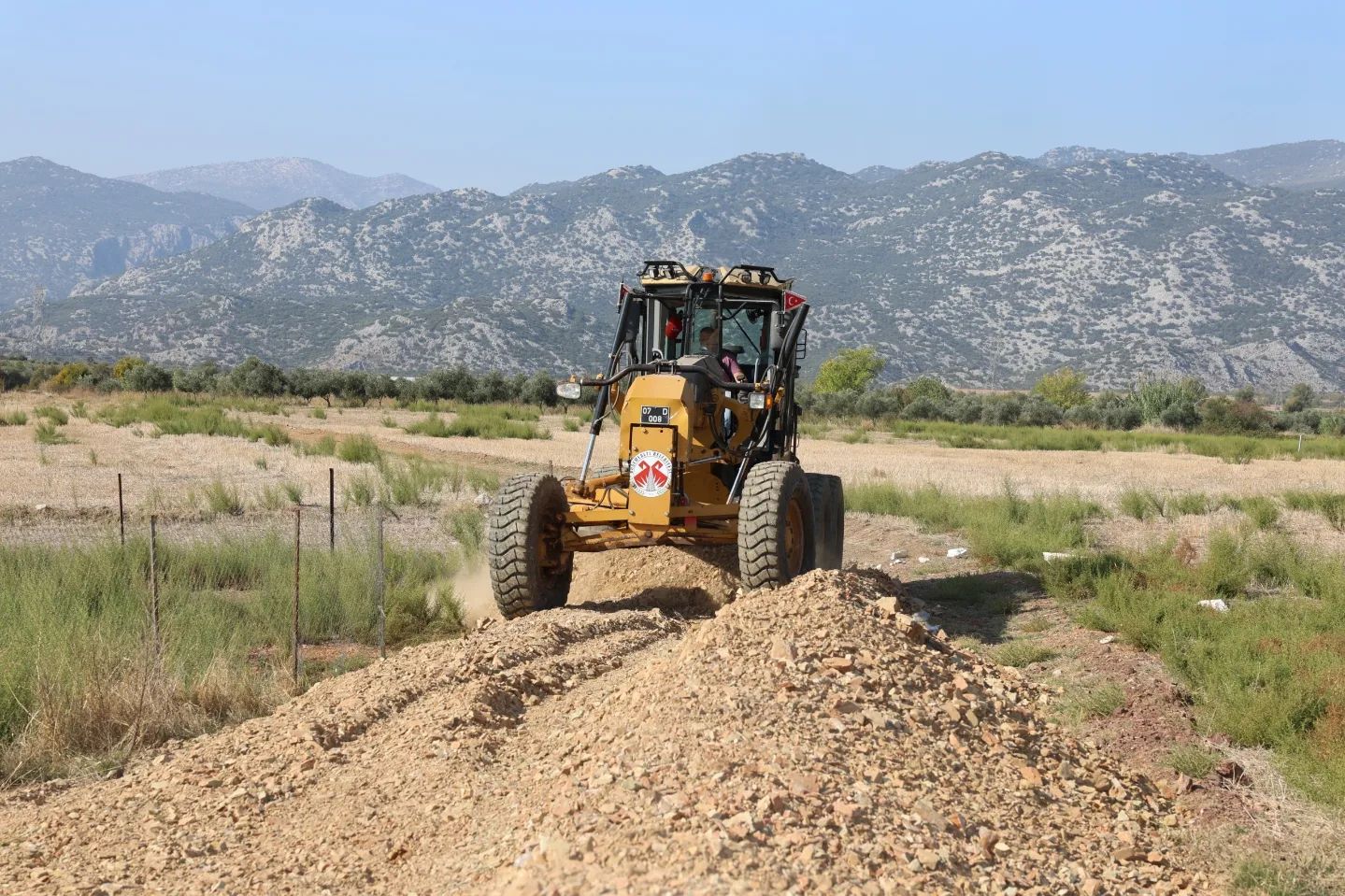 Belediye ekiplerimiz Ilıca Mahallesinde kırsal alanda yol açma ve toprak serme ç…