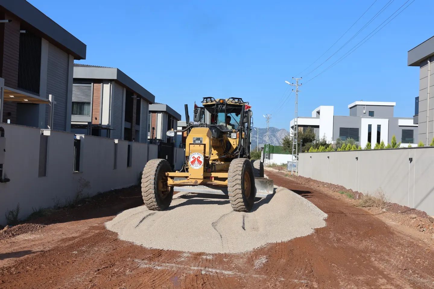 Fen İşleri Müdürlüğü ekiplerimiz Altınkale Mahallesi 4455 Sokakta yol çalışması …