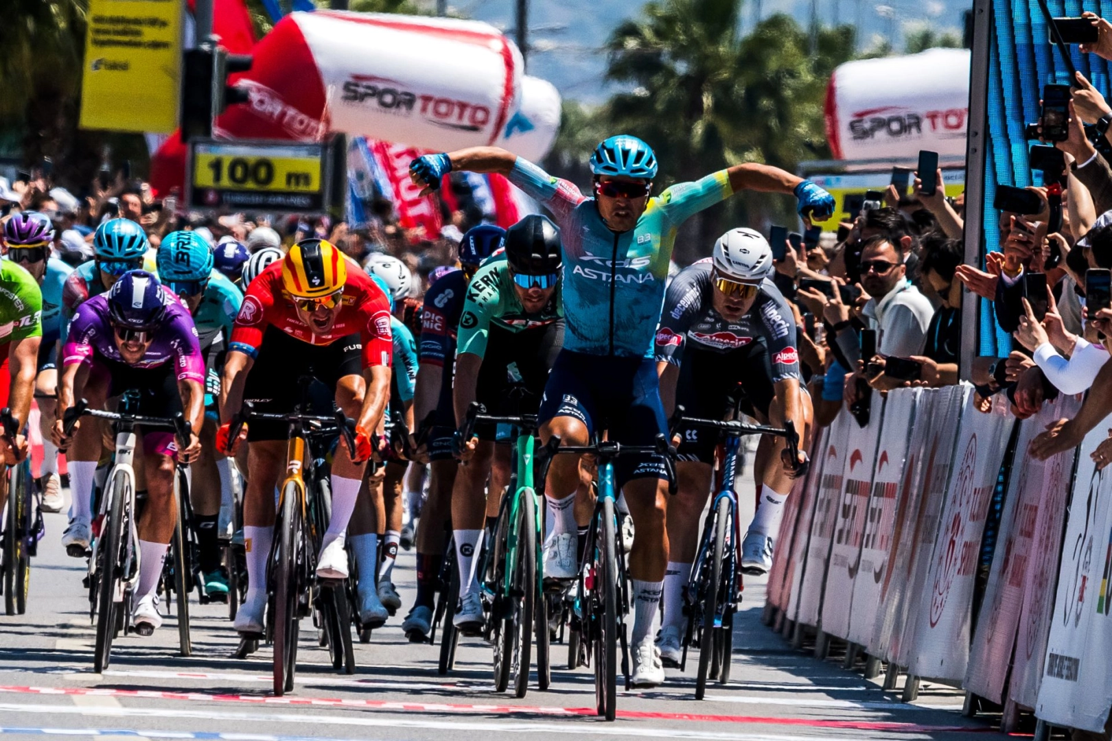 Tarihi bisiklet turu sona erdi… 8 günde 1153 km yol katedildi