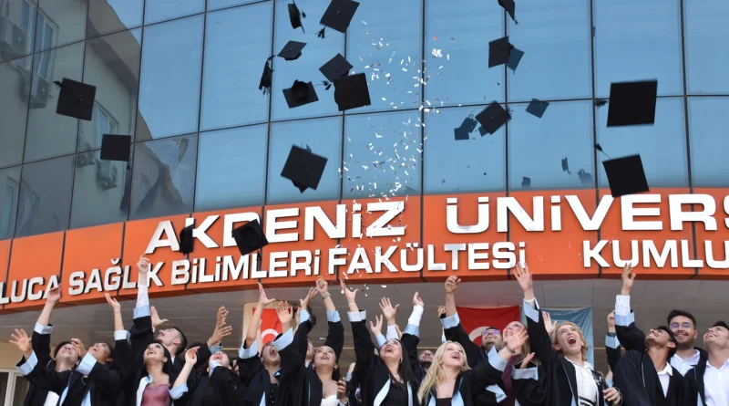 Akdeniz Üniversitesi Kumluca MYO’da mezuniyet coşkusu