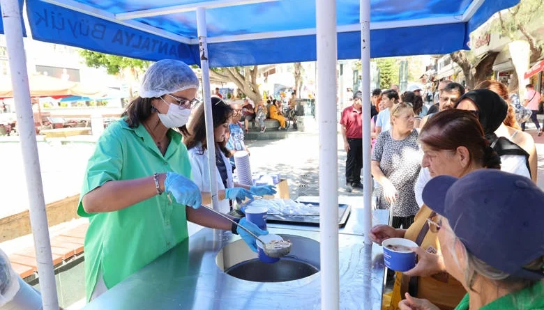 Antalya Büyükşehir geleneksel aşure ikramlarına başladı