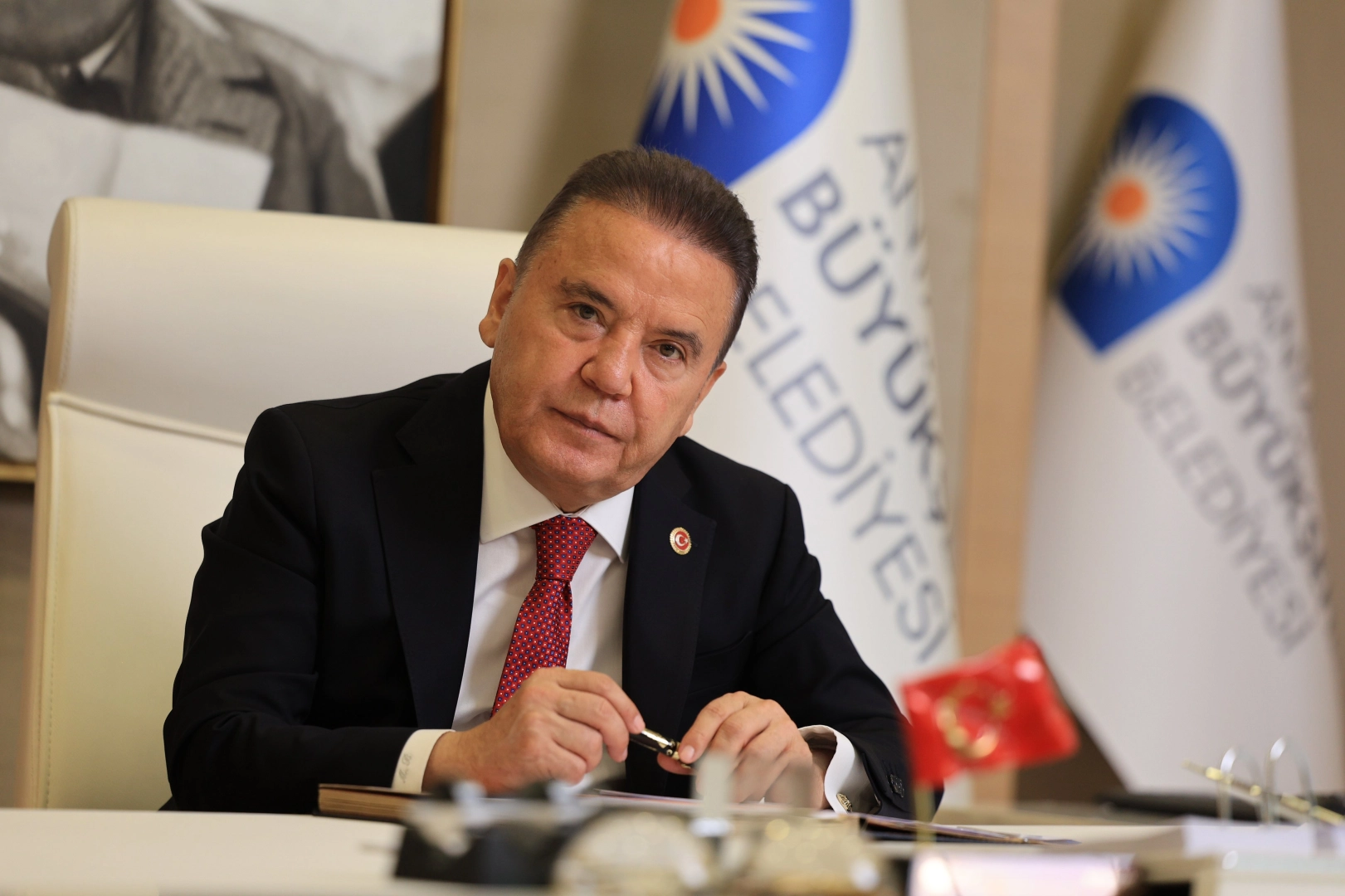 ‘Tutsak Muhittin Böcek’ten Antalyalılara mesaj