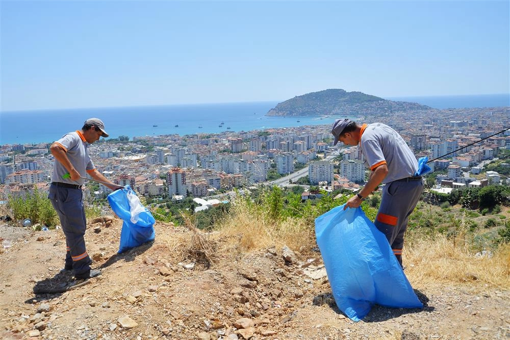 Antalya Alanya her gün tonlarca atık topluyor