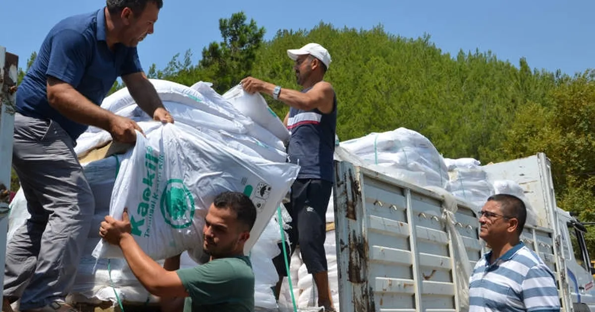 Antalya Büyükşehir’den Alanyalı çiftçilere 10 ton kaolin kili desteği​​​​​​​