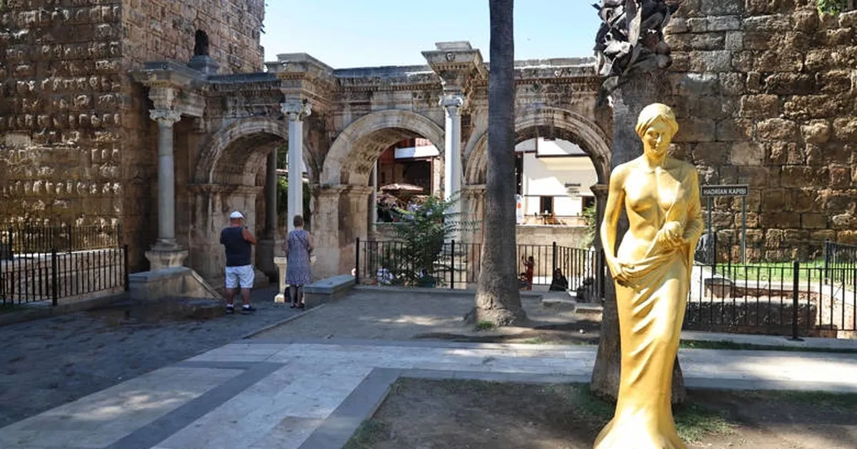 Antalya’da ‘Venüs’ heykelleri kenti süslemeye başladı