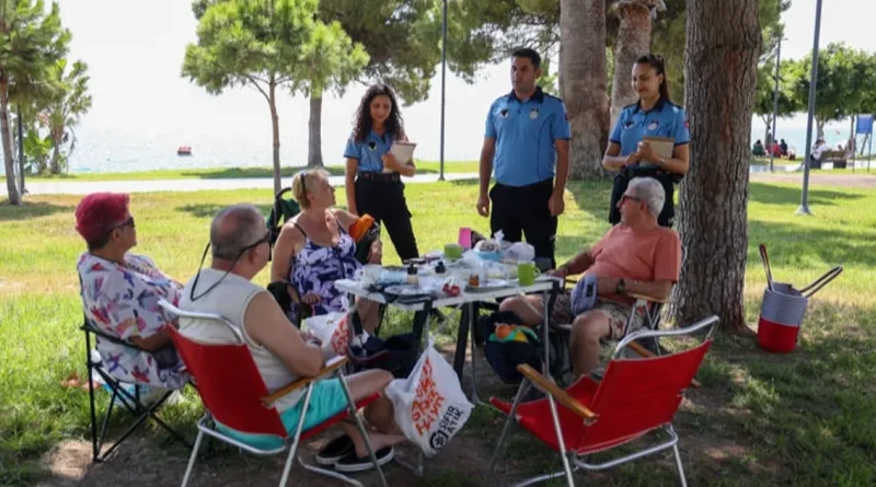 Antalya Konyaaltı Sahili’nde temizlik seferberliği