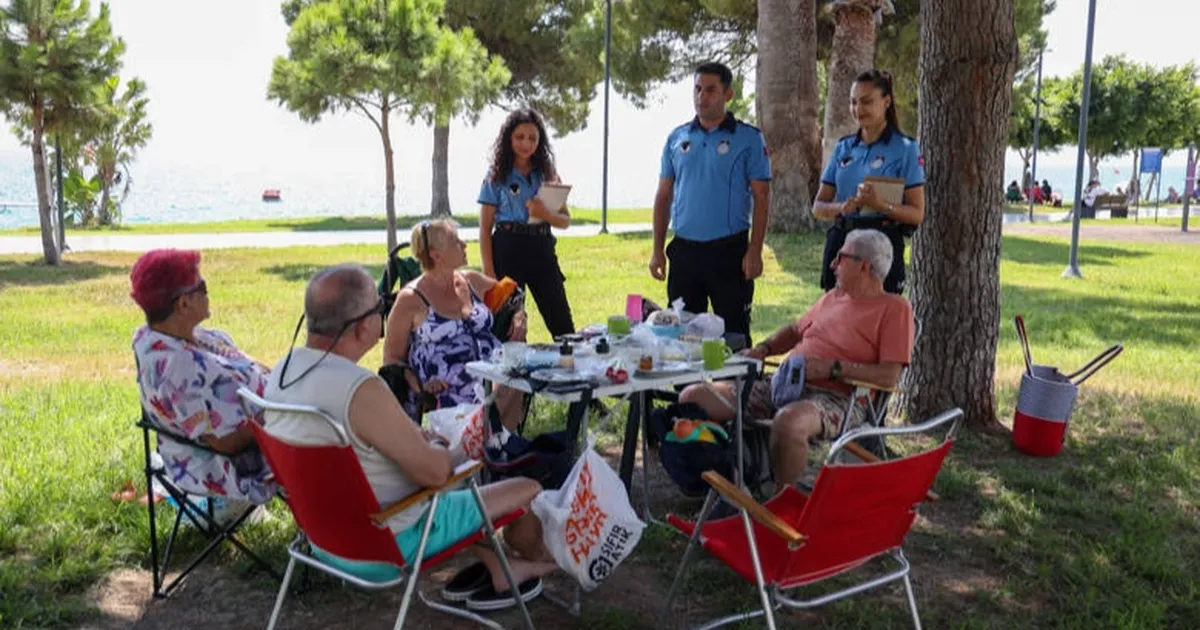 Antalya Konyaaltı Sahili’nde temizlik seferberliği