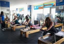 Ücretsiz salonda sağlıklı yaşam için spor yapıyorlar