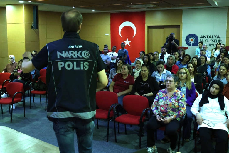 Antalya Büyükşehir’e madde bağımlılığı ile mücadele eğitimi