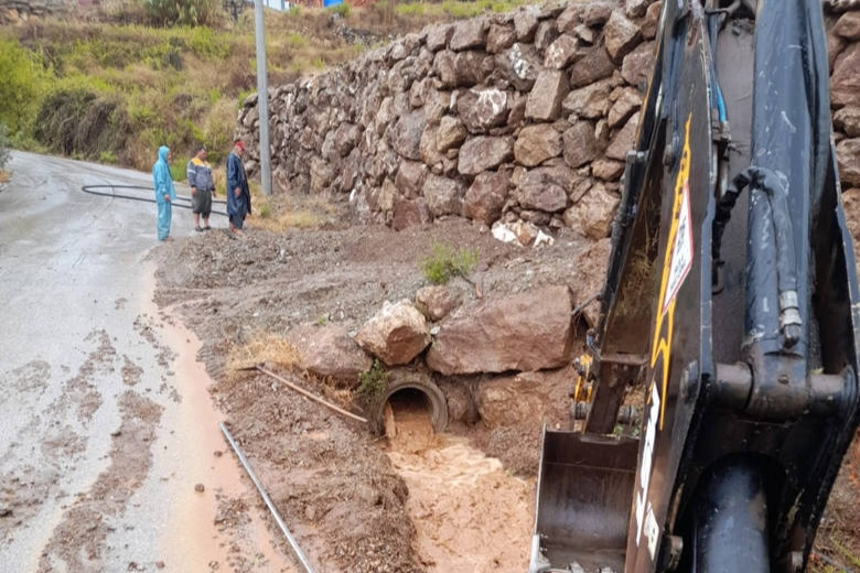 Antalya Büyükşehir yağışta da görevde