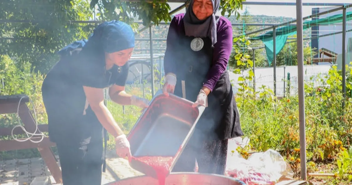 Antalya’da kışlık ürünler raflarda yerini aldı