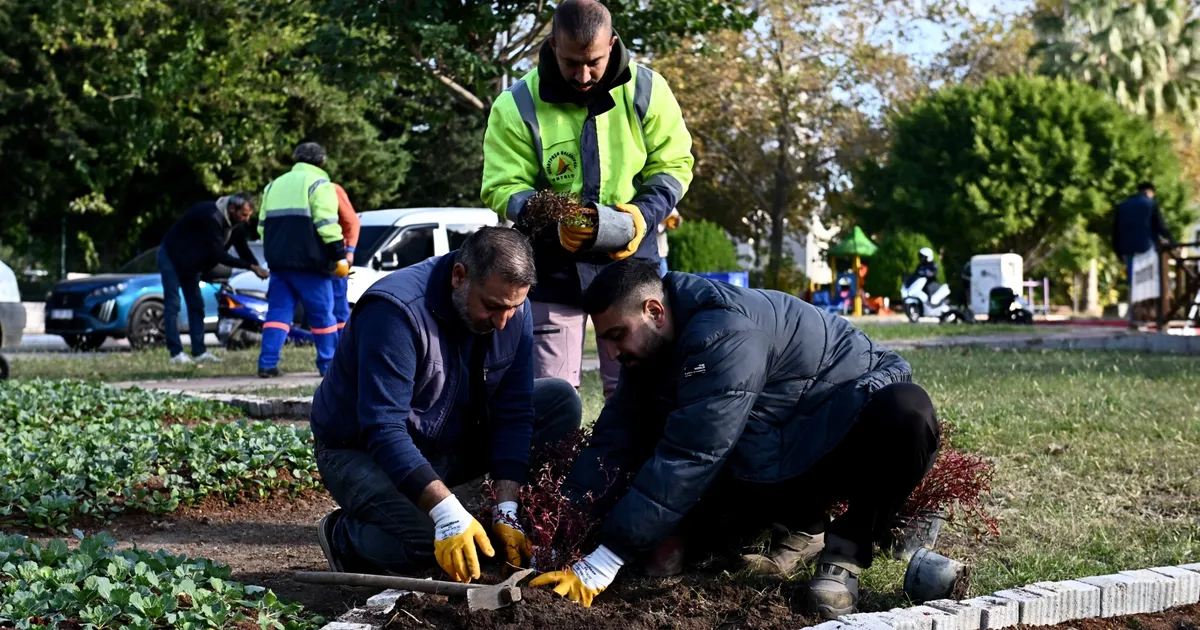 Antalya Muratpaşa’da Trafik Parkı çiçek bahçesine dönüştü