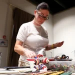 Antalya’da atık kumaşlar kadınların emeğiyle yılbaşı neşesine dönüştü