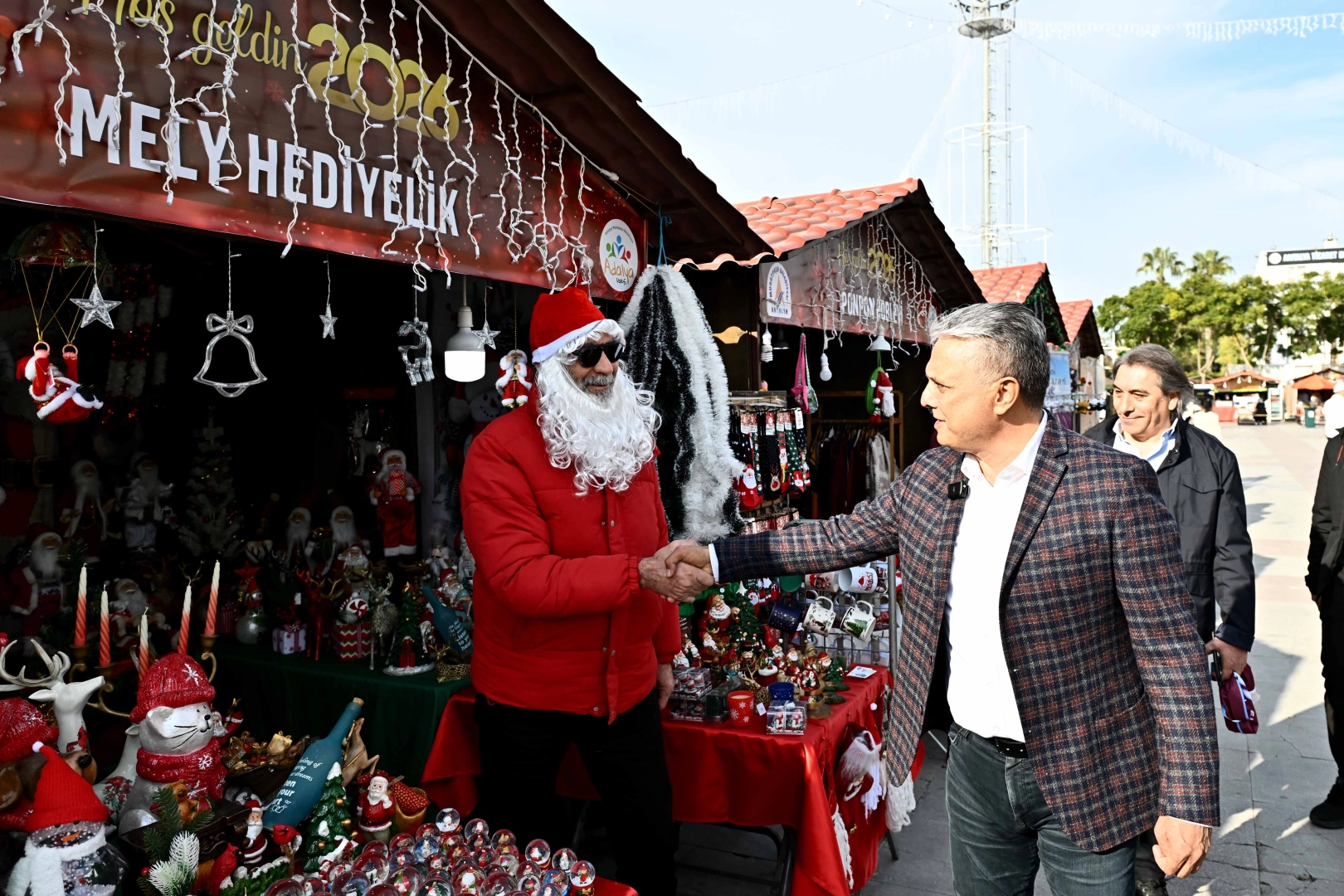 Antalya’da Başka Uysal’dan Yeni Yıl Çarşısı’na ziyaret