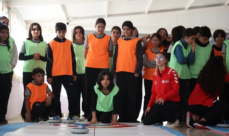 Antalya’da kız çocukları Floor Curling ile tanıştı