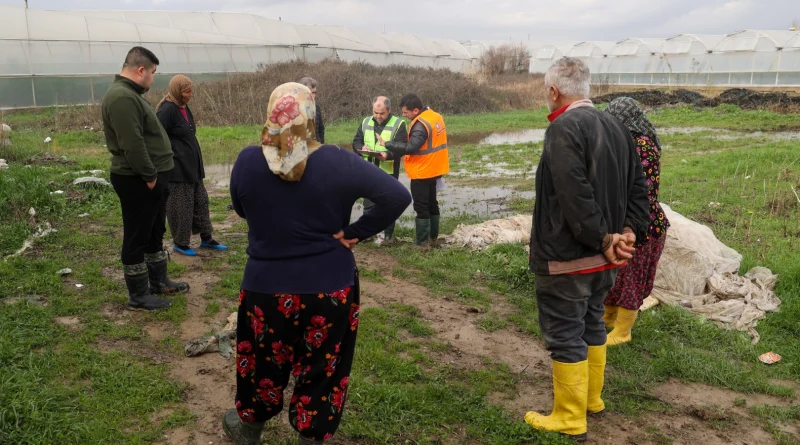 Antalya Büyükşehir’den sel felaketinde çiftçilerin yanında