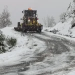 Antalya Büyükşehir ekipleri kapanan yolları iş makineleriyle açıyor